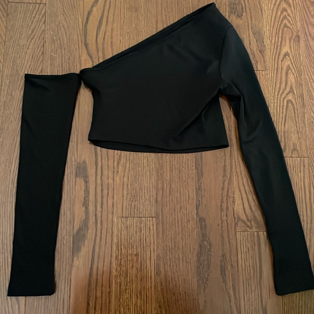 Cropped one shoulder going out top